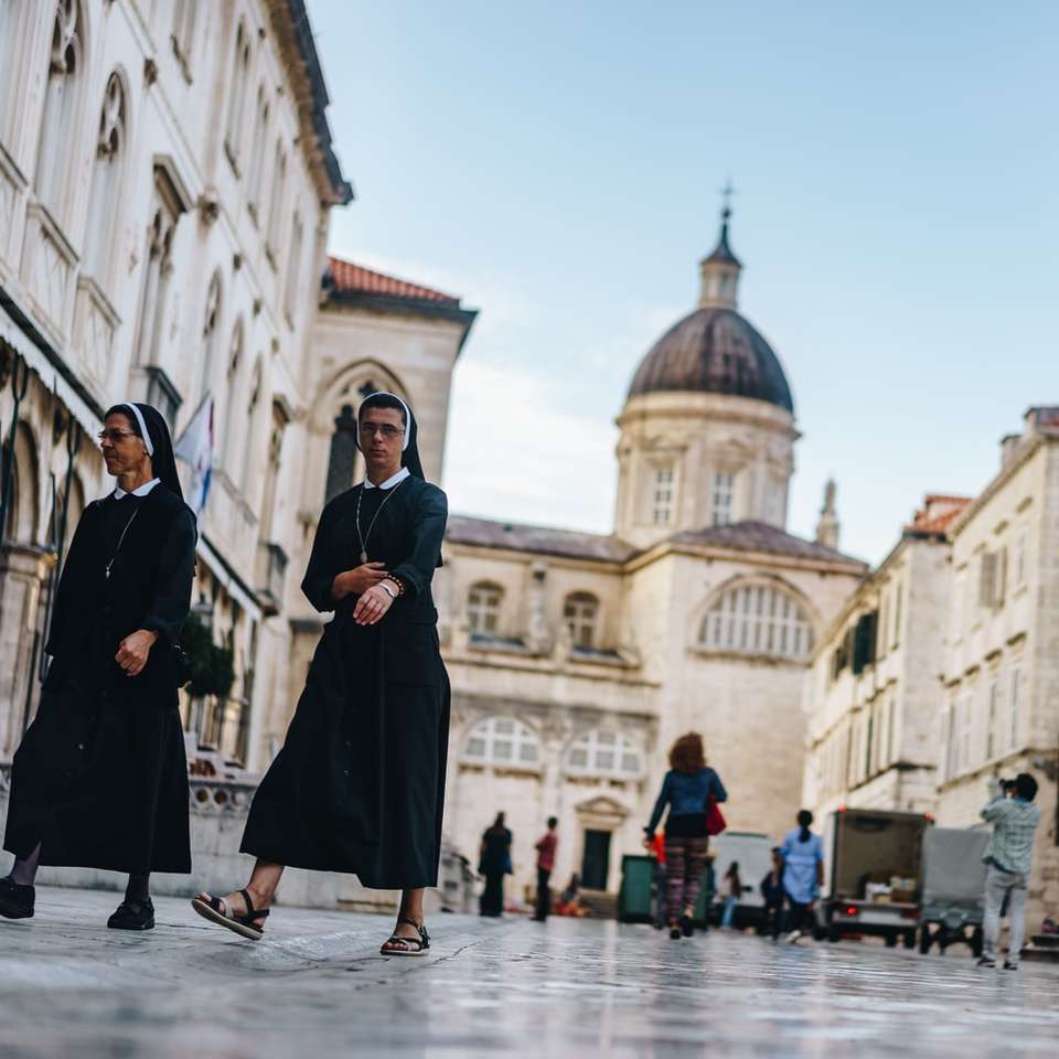 大聖堂の前を歩く2人の尼僧 スライディングパズル・オンライン