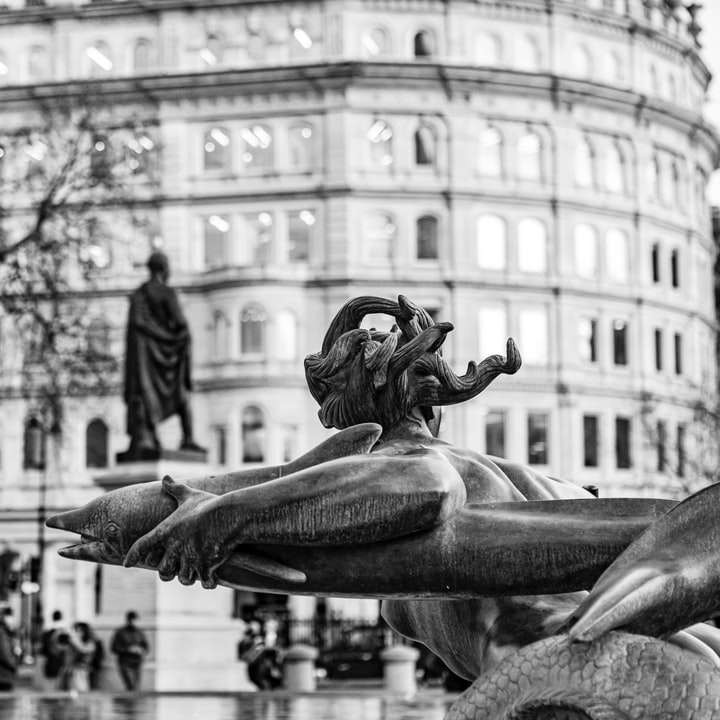 gråskalefoto av statyn av mannen glidande pussel online