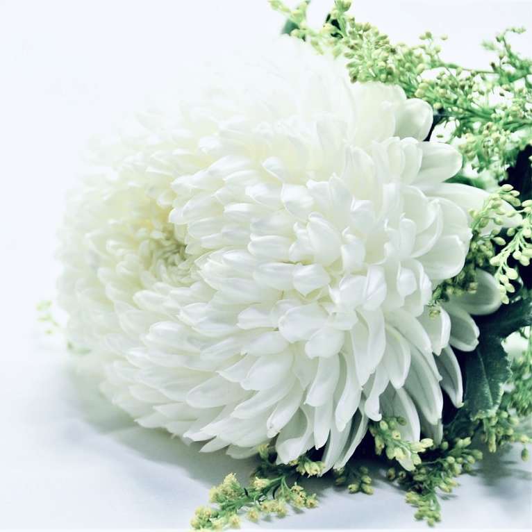 білий квітковий букет на білій поверхні розсувний пазл онлайн