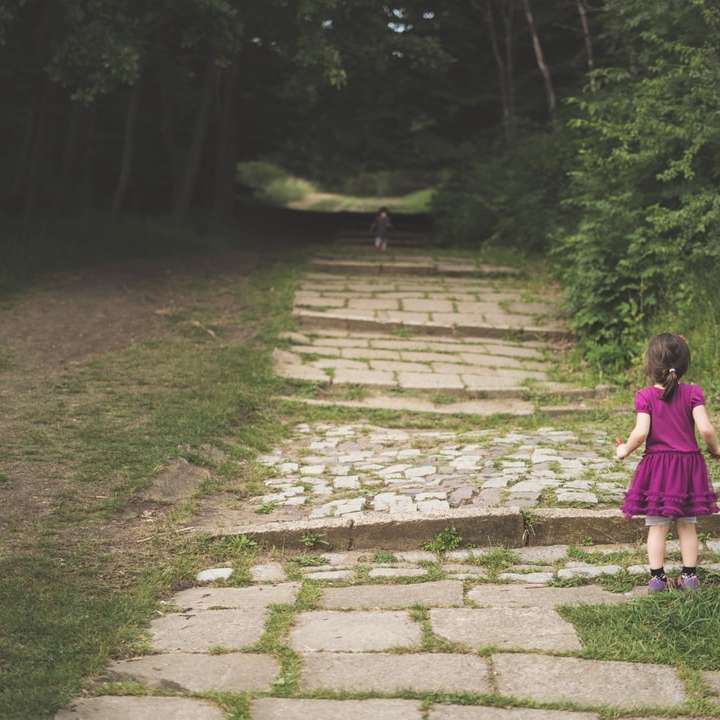 Fotografía de enfoque superficial de niña de pie puzzle deslizante online