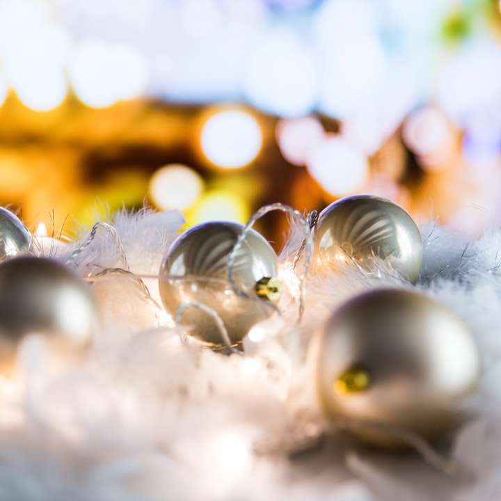 tilt shift lens fotografie van grijze kerstballen schuifpuzzel online