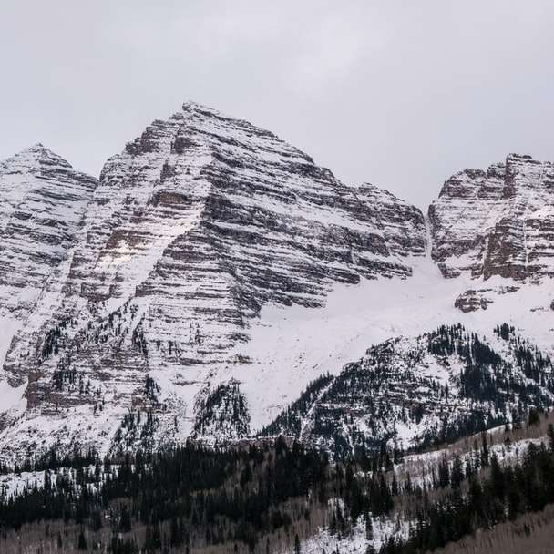 montaña cubierta de nieve puzzle deslizante online