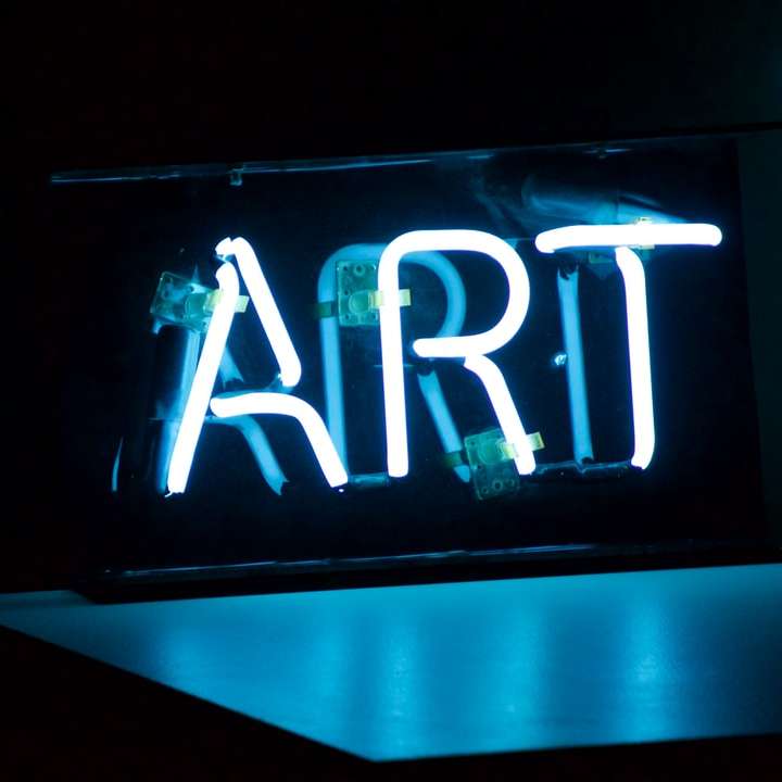 zapnutý modrý neonový nápis Art online puzzle