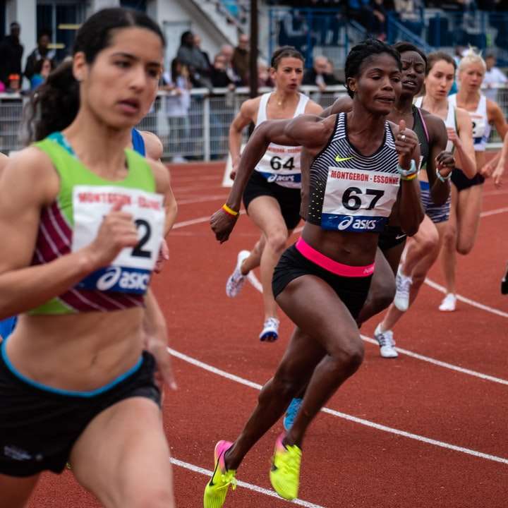 kvinna springa tävling glidande pussel online
