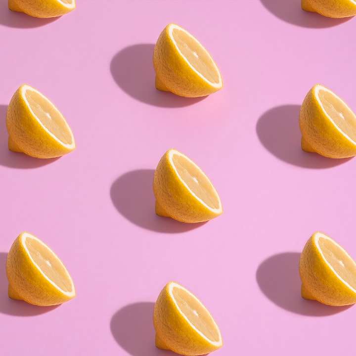 geschnittene Zitrone auf weißer Oberfläche Online-Puzzle