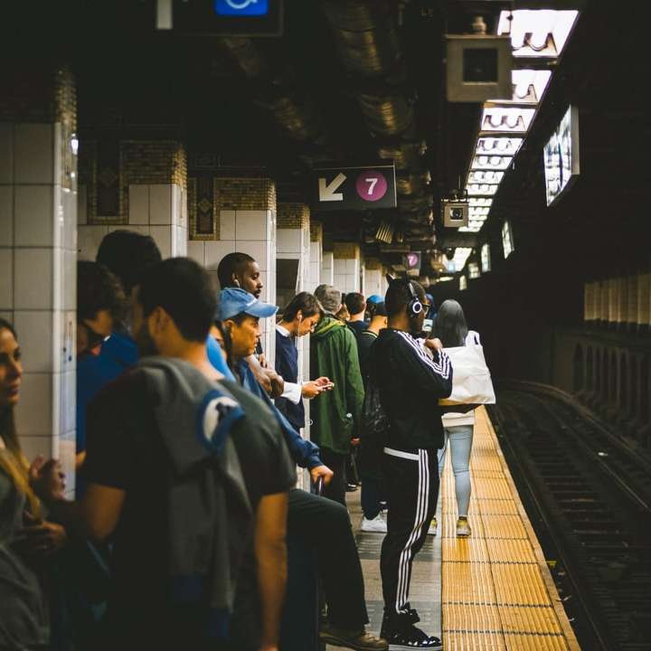 άτομα που στέκονται στη σήραγγα του σιδηροδρομικού σταθμού online παζλ