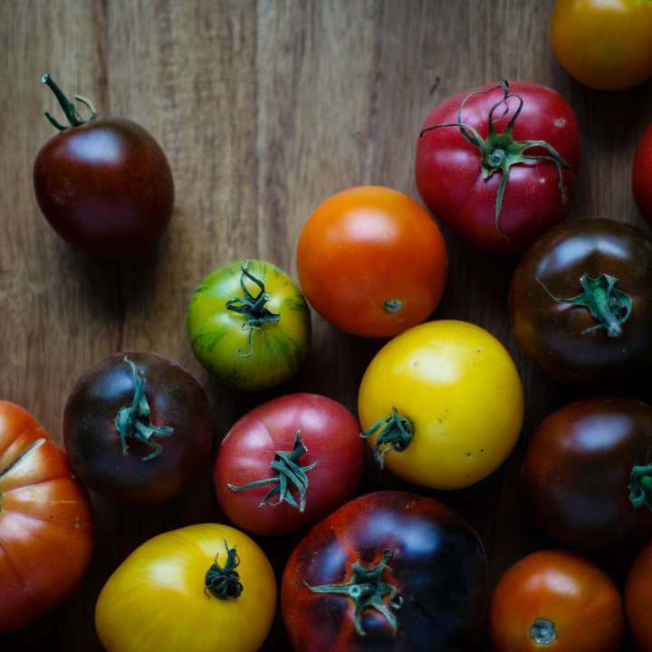 асорти цветни домати върху кафява дървена повърхност онлайн пъзел