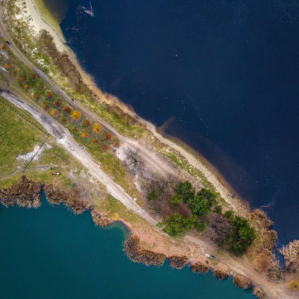 luchtfoto van de kustlijn overdag schuifpuzzel online