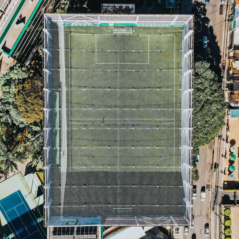 гледка от птичи поглед на футболен терен на зелен покрив онлайн пъзел