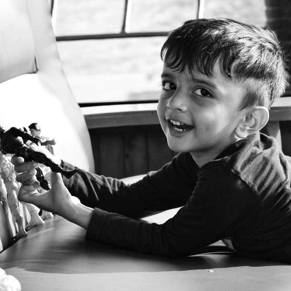grijswaardenfoto van jongen in shirt met lange mouwen online puzzel