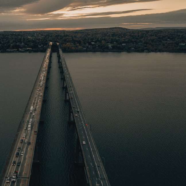 ponte de metal cinza sobre o mar puzzle deslizante online