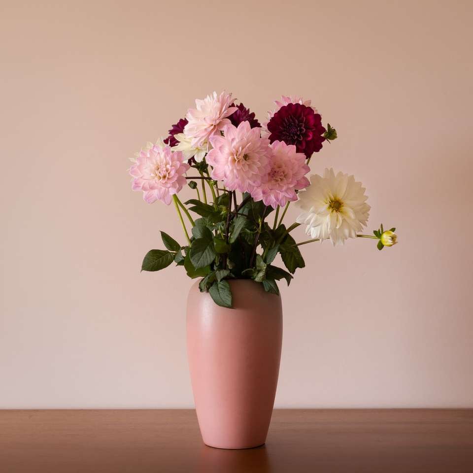 rosa och vita blommor i brun keramikvas glidande pussel online