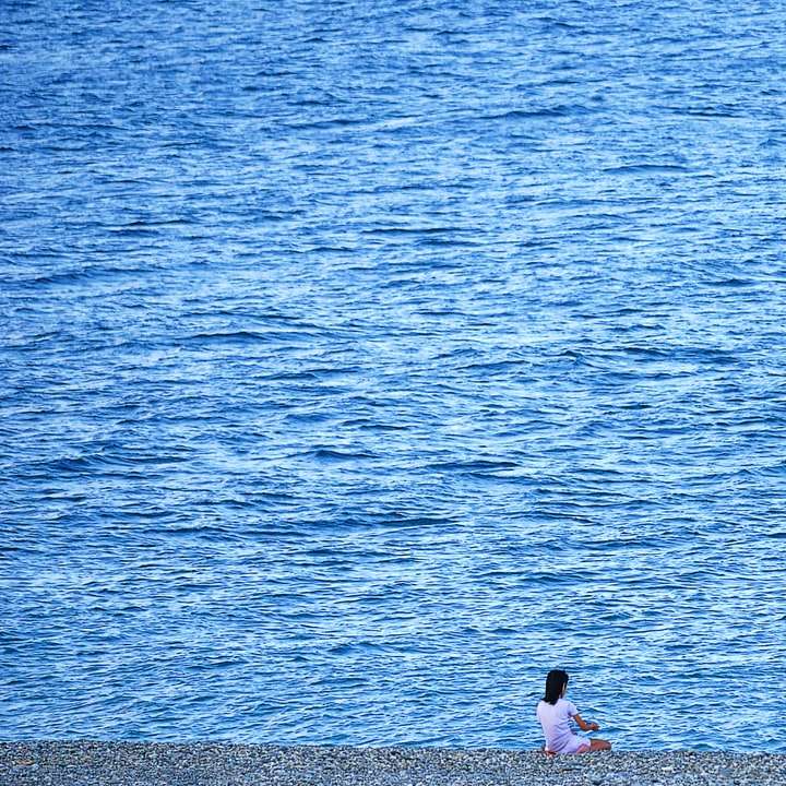2 жени, седнали на брега през деня плъзгащ се пъзел онлайн