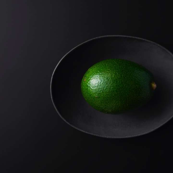 πράσινο στρογγυλό φρούτο σε μαύρη επιφάνεια συρόμενο παζλ online