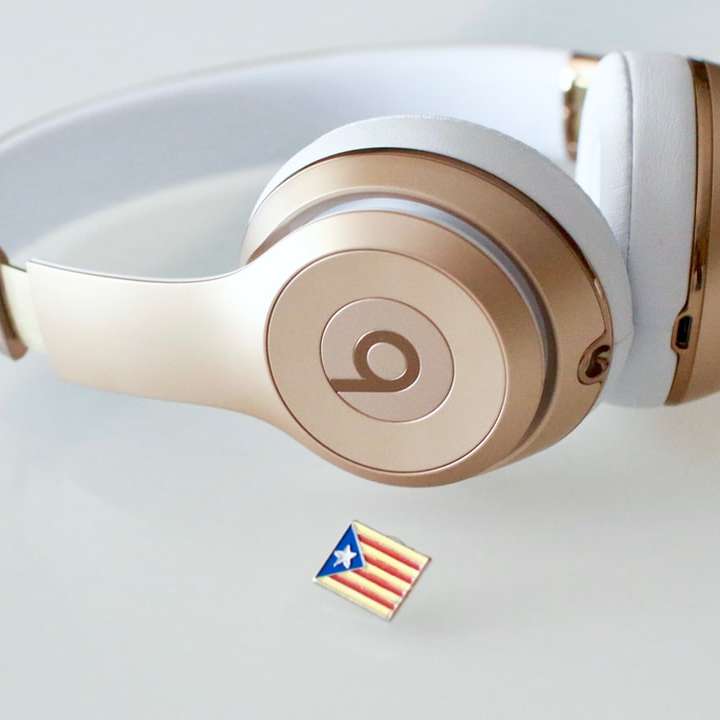 златни и бели слушалки Beats онлайн пъзел
