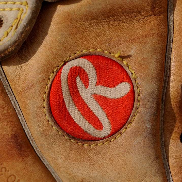 brun läderväska med röd logotyp glidande pussel online