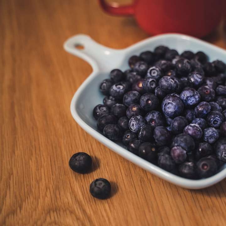 μαύρα φρούτα Huckleberry στο πιάτο συρόμενο παζλ online