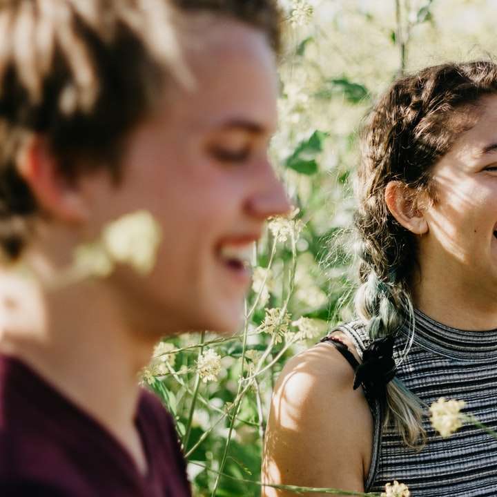 чоловік і жінка сміються в оточенні зеленої трави розсувний пазл онлайн