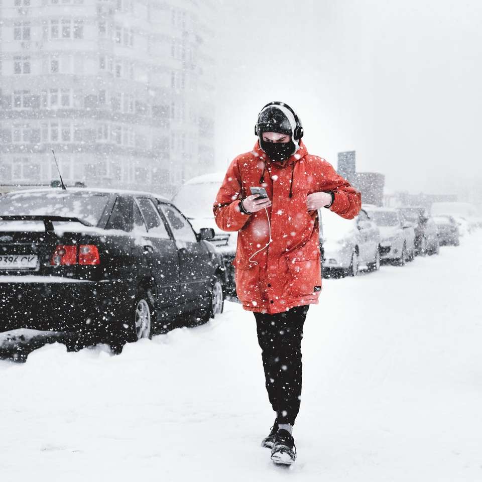 Mann, der auf verschneiter Straße geht Online-Puzzle