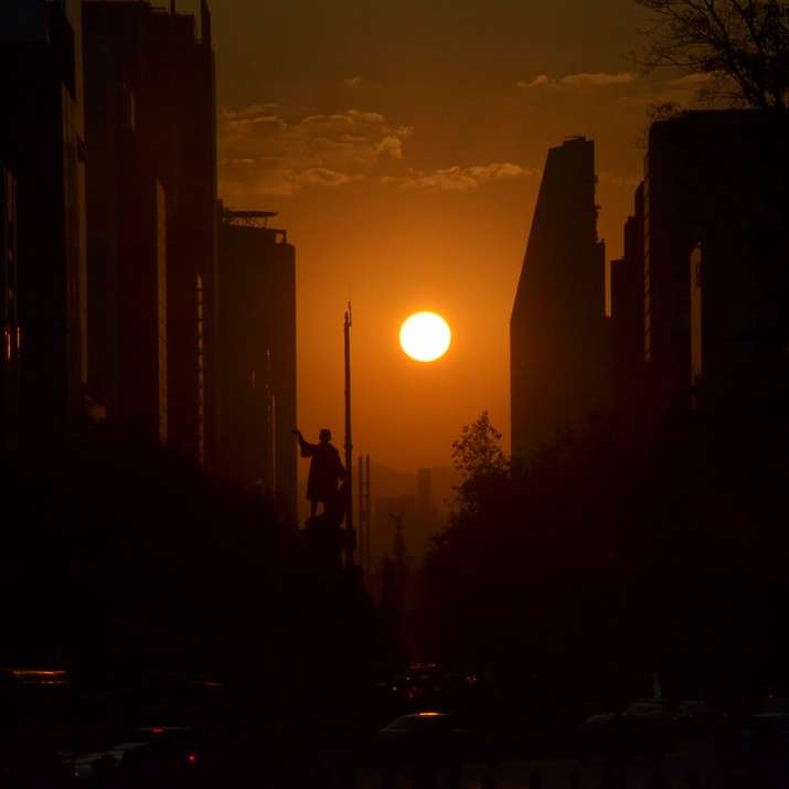 silhueta dos edifícios da cidade durante o pôr do sol puzzle deslizante online