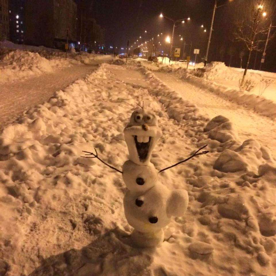 olaf on a walk around the city online puzzle