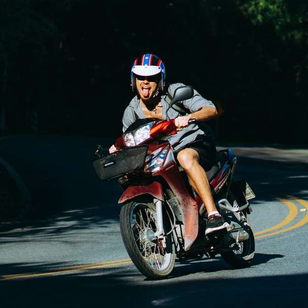 homem andando de moto em estrada curva puzzle deslizante online