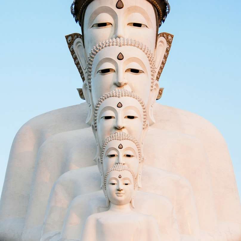 statue de Bouddha blanc pendant la journée puzzle en ligne