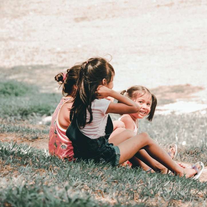 три деца, седнали на трева онлайн пъзел