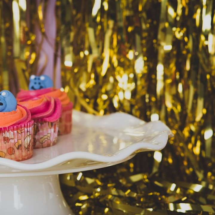 розова и бяла торта върху бяла керамична поставка за торти плъзгащ се пъзел онлайн