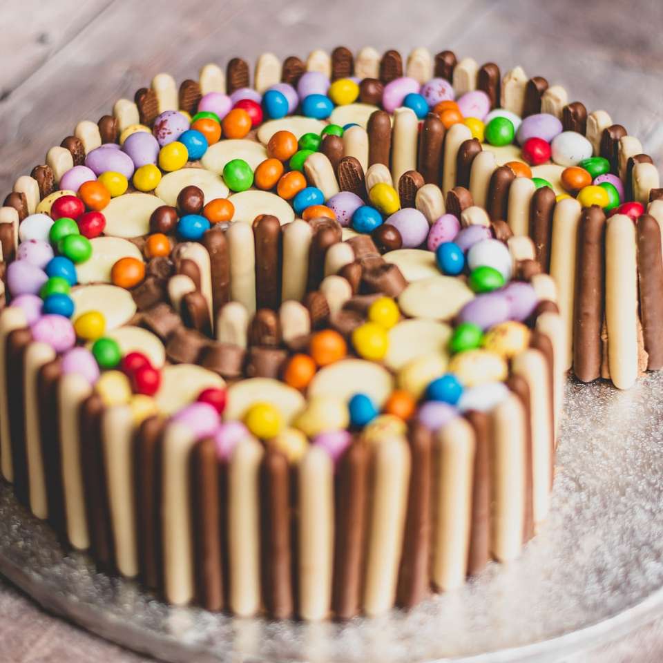 pastel cubierto de chocolate con chispitas puzzle deslizante online