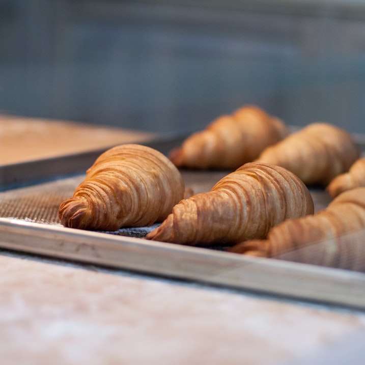 sju croissanter på grå metallbricka Pussel online