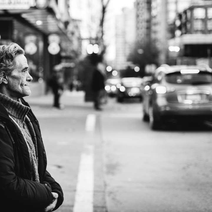 hombre de chaqueta negra frente a la calle puzzle deslizante online