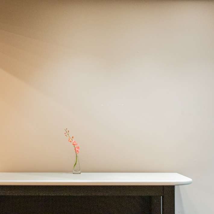 biały drewniany stół z kwiatami i wazonem puzzle przesuwne online