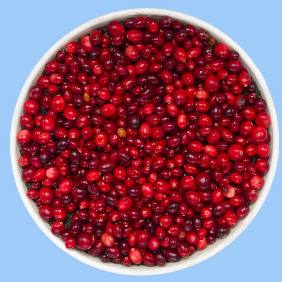 czerwone okrągłe owoce na białej ceramicznej misce puzzle online