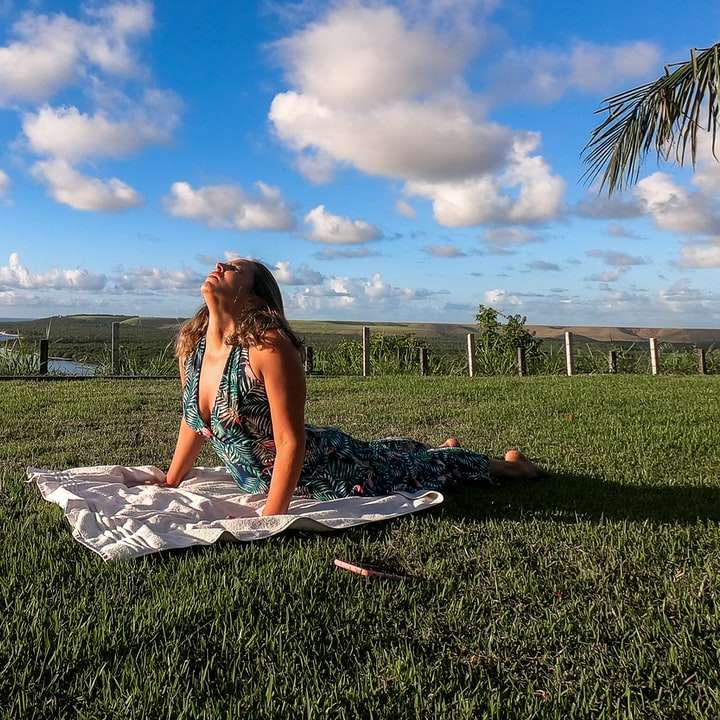 femeie în rochie verde fără mâneci care face yoga în aer liber alunecare puzzle online