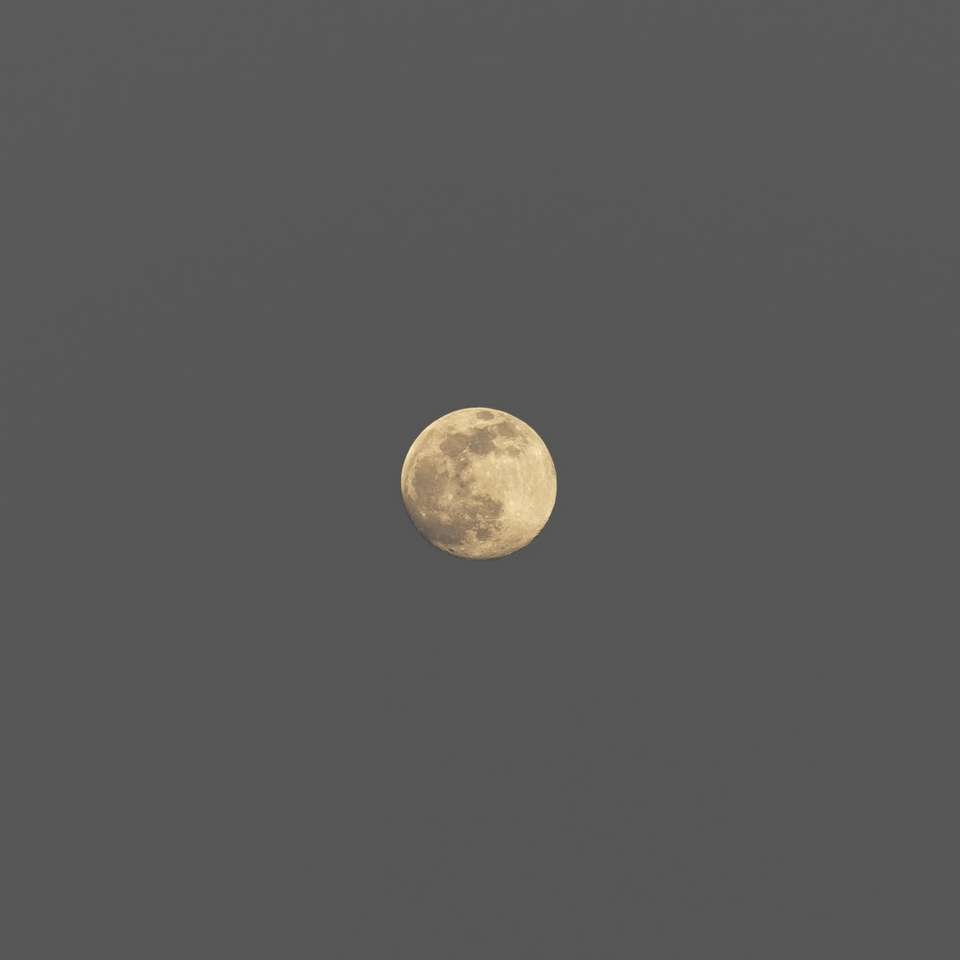 księżyc w pełni na niebie puzzle przesuwne online