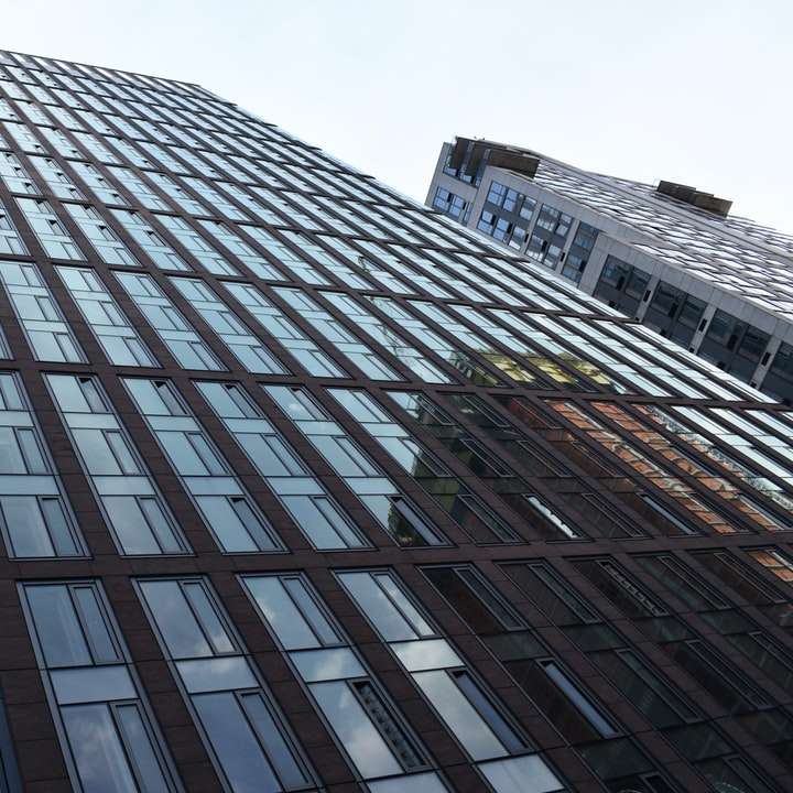 Immeuble de grande hauteur aux parois de verre noir puzzle coulissant en ligne