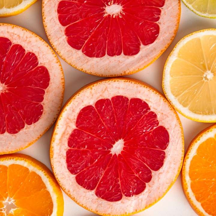 skivade orange frukter på vit yta Pussel online