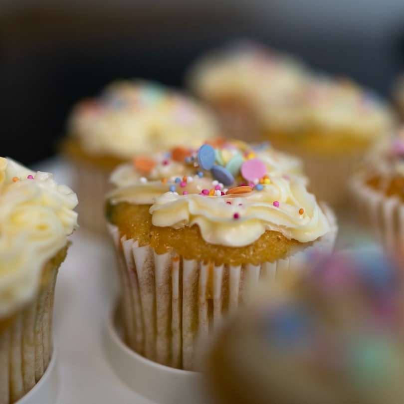 cupcake met witte suikerglazuur bovenop schuifpuzzel online