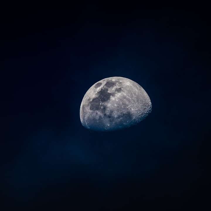 полная луна в темном ночном небе онлайн-пазл