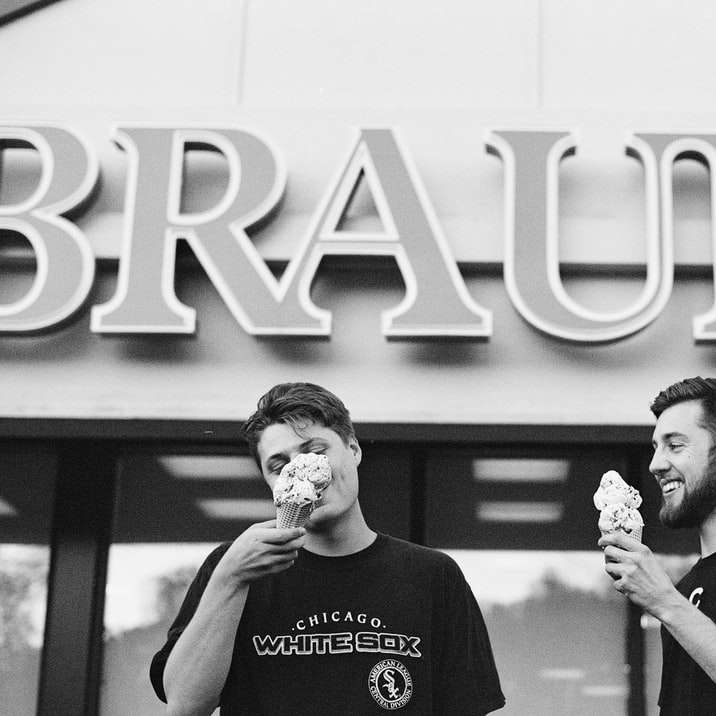 アイスクリームのグレースケール写真を食べる2人の男性 スライディングパズル・オンライン