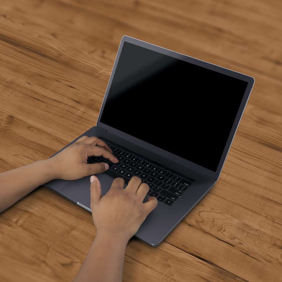 svart bärbar dator på brun yta Pussel online