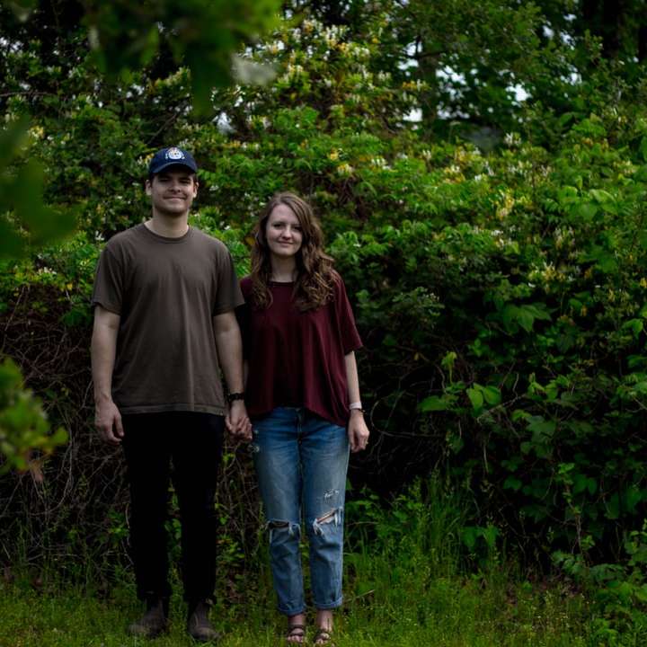 мъж и жена, стоящи на зелена трева плъзгащ се пъзел онлайн