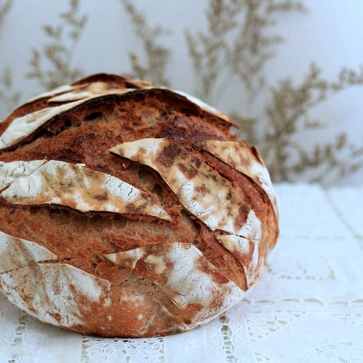 brązowy chleb na białym stole puzzle przesuwne online