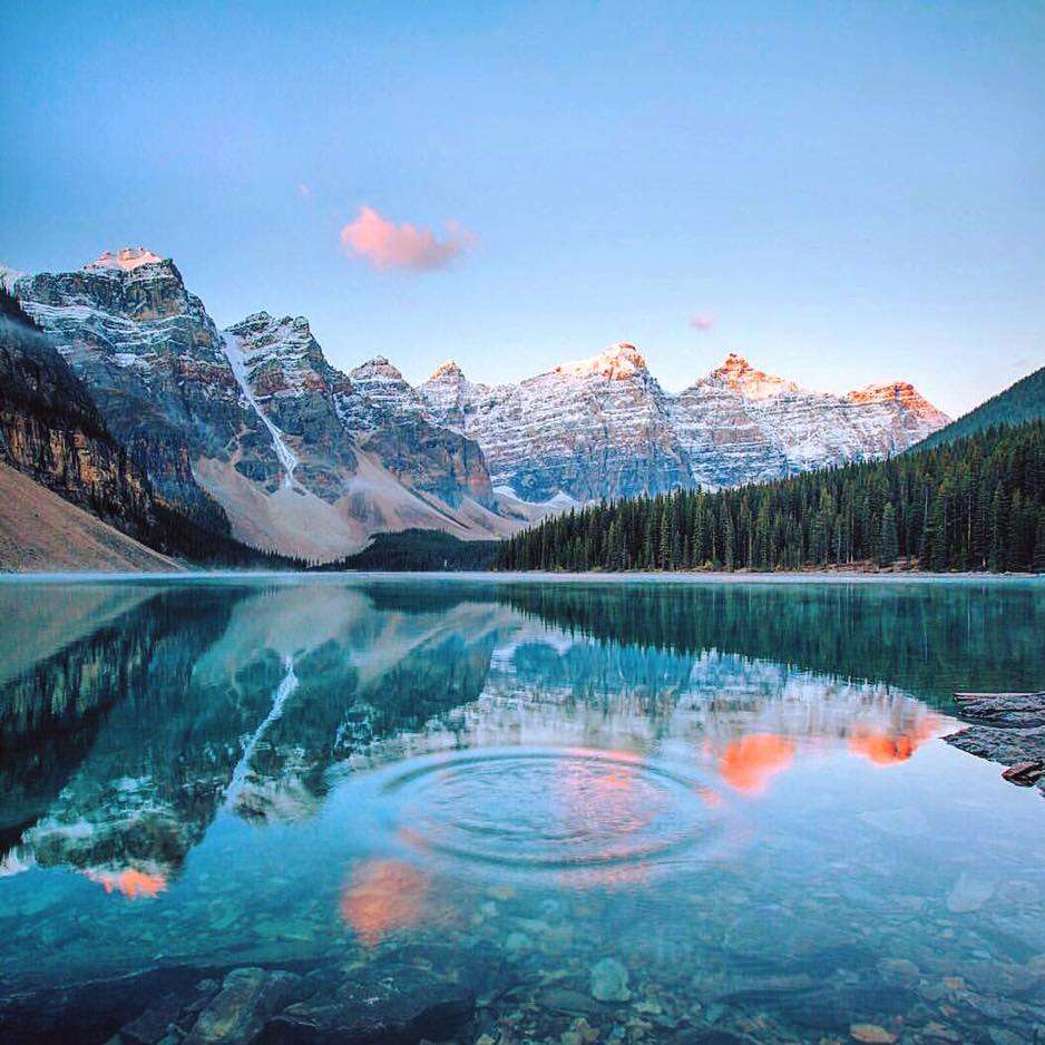 las cimas de las montañas reflejadas en un lago rompecabezas en línea