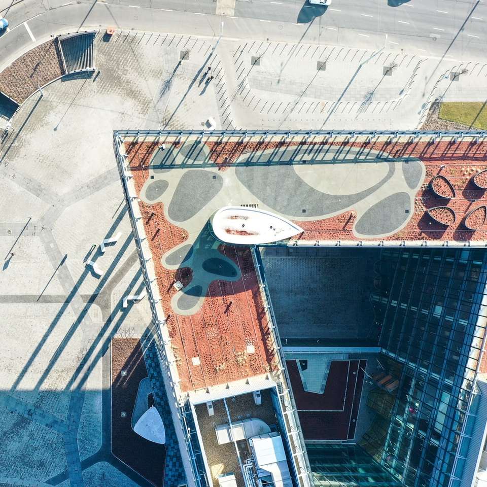 вид с воздуха на здание и дорогу онлайн-пазл