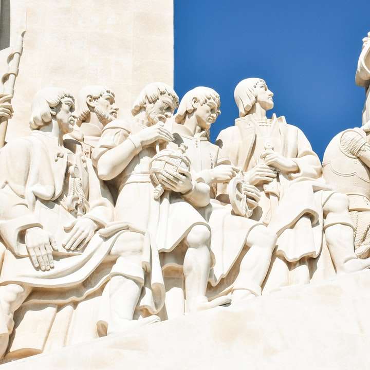 statua di cemento bianco sotto il cielo blu durante il giorno puzzle online