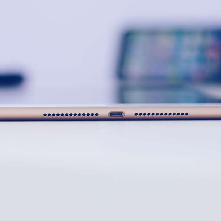 золотой iPad mini на белой поверхности онлайн-пазл