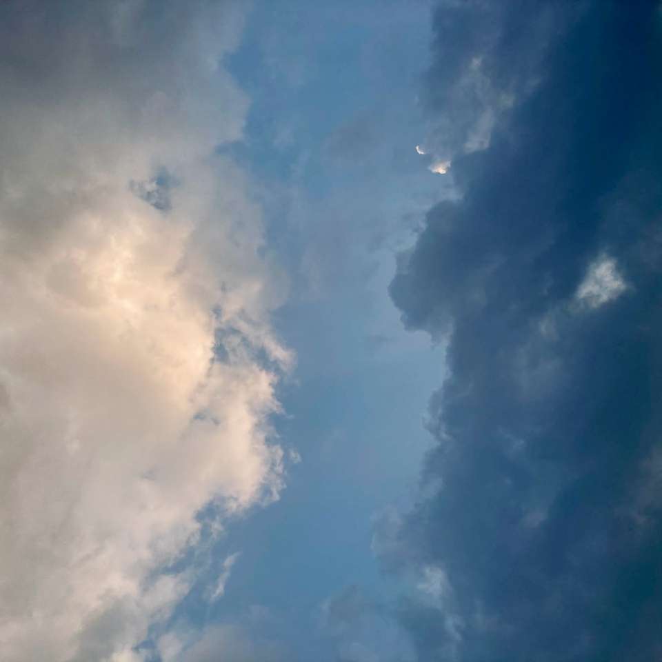 бели облаци и синьо небе през деня онлайн пъзел