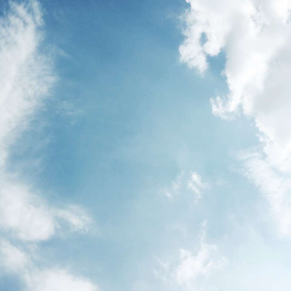 witte wolken en blauwe luchtfotografie schuifpuzzel online